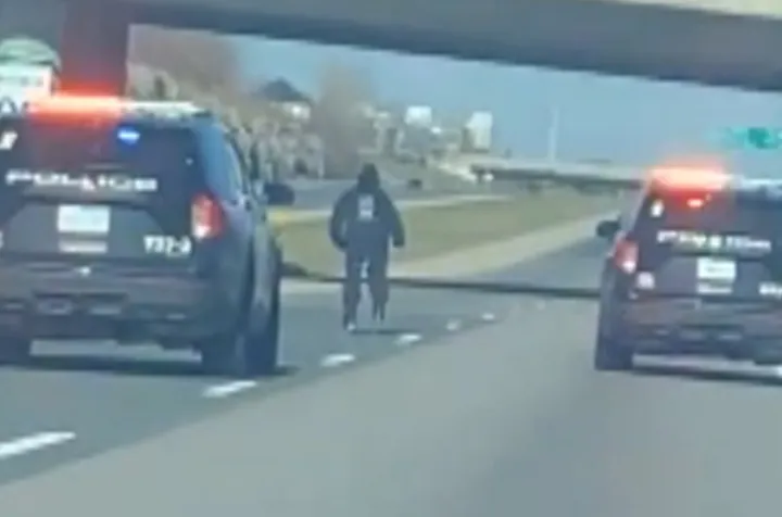 ویدیو: اسکیت‌سواری یک مرد وسط بزرگراهی در انتاریو؛ به نظر شما این فرد دیوانه نیست؟!